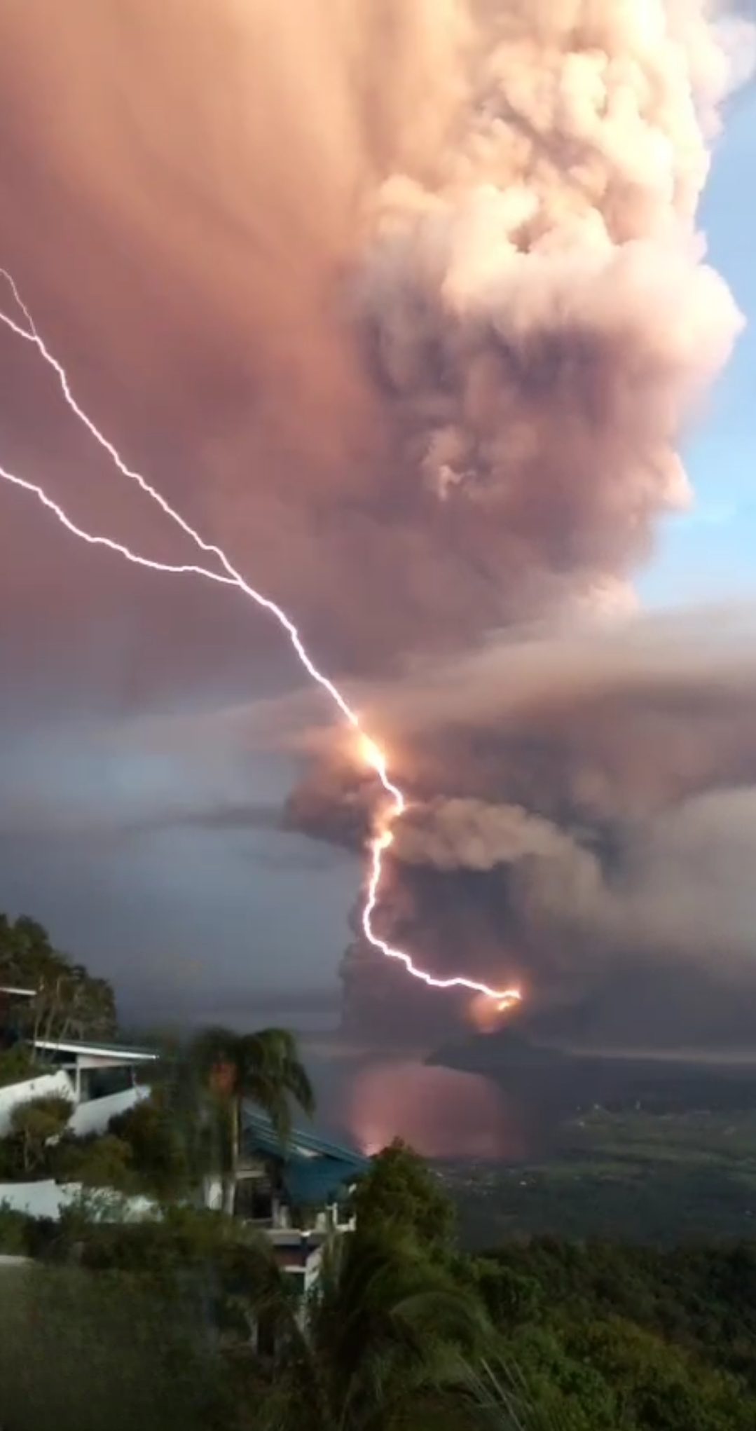 Volcanic Lightning — Earth & Fire natural phenomenon
